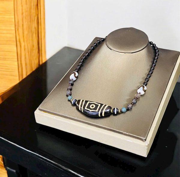 Vòng cổ Dzi Vai Bò 2 Mắt thân nâu lên Vảy Rồng không chỉ là món trang sức phong thủy độc đáo, mà còn là bảo vật mang lại sức mạnh, sự bảo hộ và may mắn cho chủ nhân.