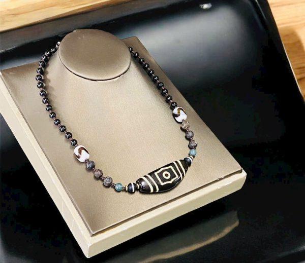 Vòng cổ Dzi Vai Bò 2 Mắt thân nâu lên Vảy Rồng không chỉ là món trang sức phong thủy độc đáo, mà còn là bảo vật mang lại sức mạnh, sự bảo hộ và may mắn cho chủ nhân.