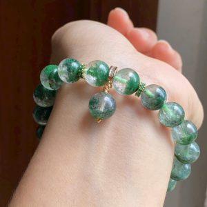 Vòng Tay Thạch Anh Ưu Linh Xanh Rêu 10li – Năng Lượng Thanh Khiết Từ Thiên Nhiên