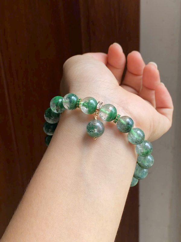 Vòng Tay Thạch Anh Ưu Linh Xanh Rêu 10li – Năng Lượng Thanh Khiết Từ Thiên Nhiên