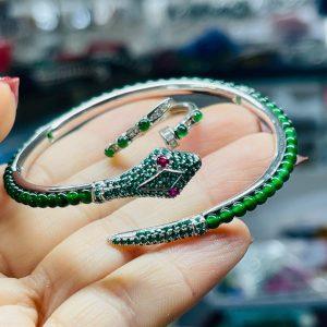 Ngọc phỉ thuý – mang đến bình an, chiêu tài lộc, giữ trọn hạnh phúc.