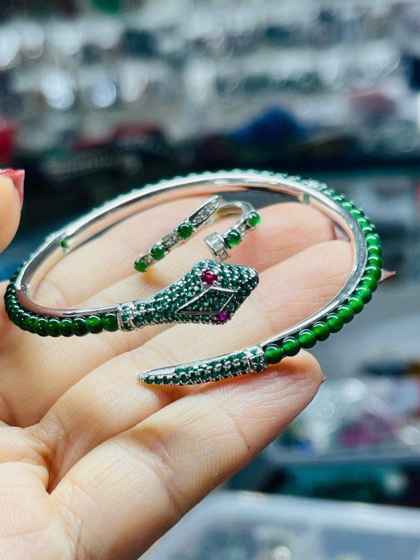 Ngọc phỉ thuý – mang đến bình an, chiêu tài lộc, giữ trọn hạnh phúc.