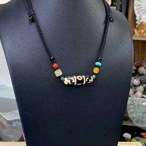 Vòng cổ Dzi 3 mắt móng rồng thân nâu