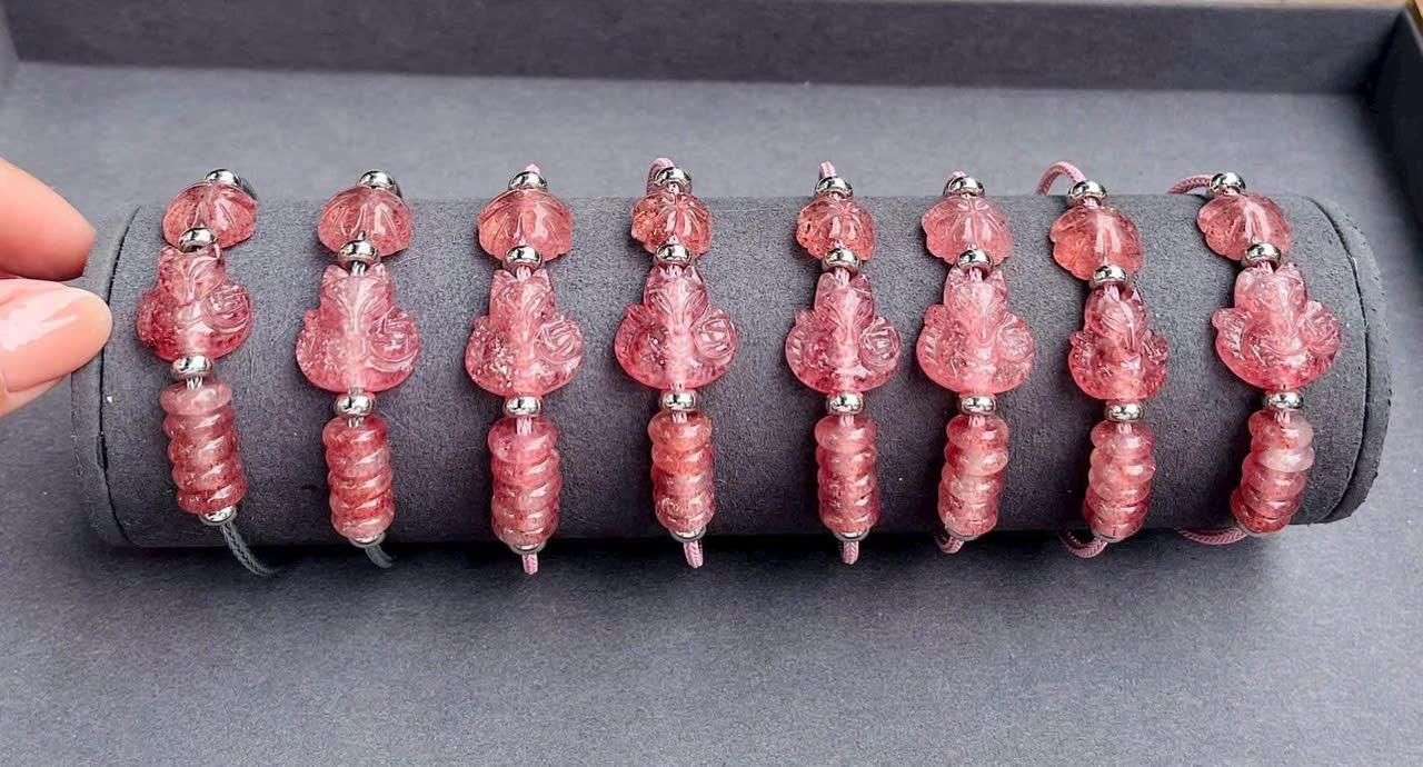 z7114191641293_6155ae7cb64409b5eb338b932cfe7548 Vòng tay thạch anh dâu tây (hồ ly + cỏ bốn lá + ngũ điếu) – Biểu tượng của tình duyên, may mắn và thịnh vượng