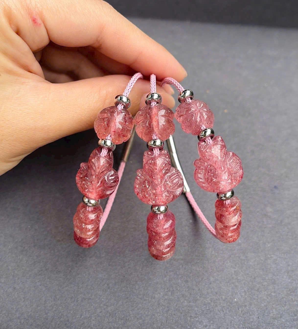 z7114191645071_61253d54f35787affff55407621ca588 Vòng tay thạch anh dâu tây (hồ ly + cỏ bốn lá + ngũ điếu) – Biểu tượng của tình duyên, may mắn và thịnh vượng