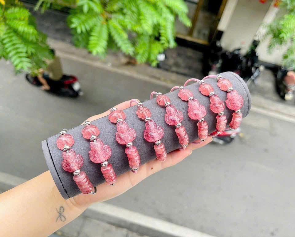 z7114191655018_9149de338bb23bbdf03e42ba731d52fe Vòng tay thạch anh dâu tây (hồ ly + cỏ bốn lá + ngũ điếu) – Biểu tượng của tình duyên, may mắn và thịnh vượng