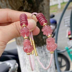 Vòng tay thạch anh dâu tây (hồ ly + cỏ bốn lá + ngũ điếu) – Biểu tượng của tình duyên, may mắn và thịnh vượng