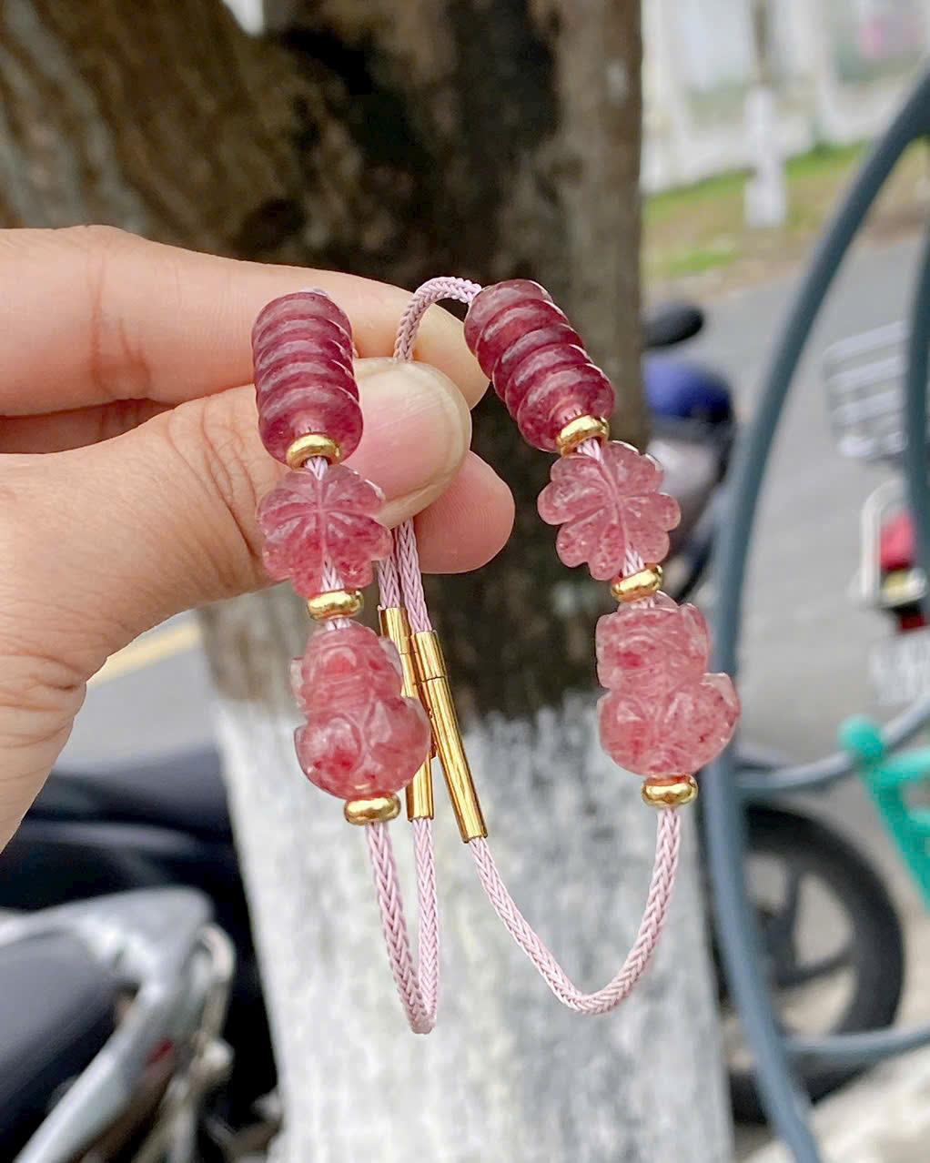 z7114199383690_c9a43a4d308df0ebcce5f27c6148e4db Vòng tay thạch anh dâu tây (hồ ly + cỏ bốn lá + ngũ điếu) – Biểu tượng của tình duyên, may mắn và thịnh vượng