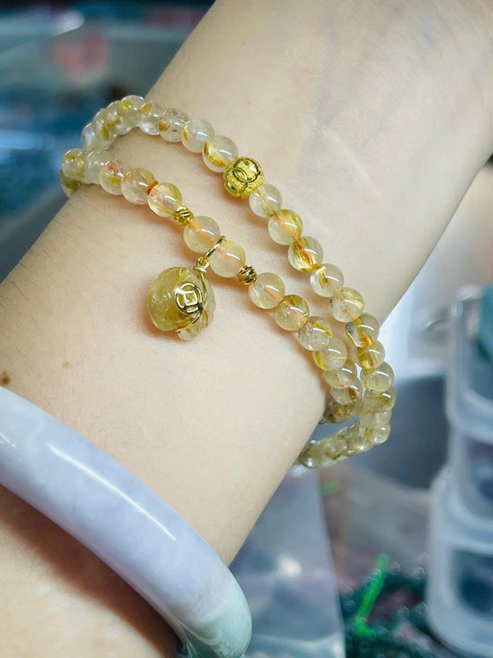 z7126744548602_c20f296c4e3fff13688c8440275fedb4 Vòng Thạch Anh Tóc Vàng Mix Charm Túi Tiền