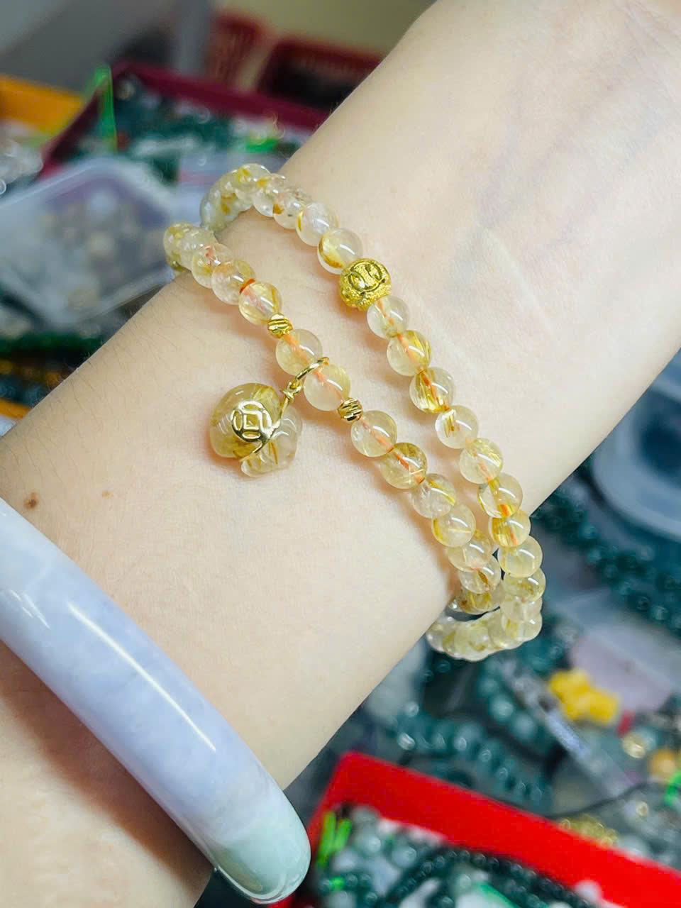 z7126744548651_4e2eaf4f3ac5cd2794c4118e77dd6162 Vòng Thạch Anh Tóc Vàng Mix Charm Túi Tiền