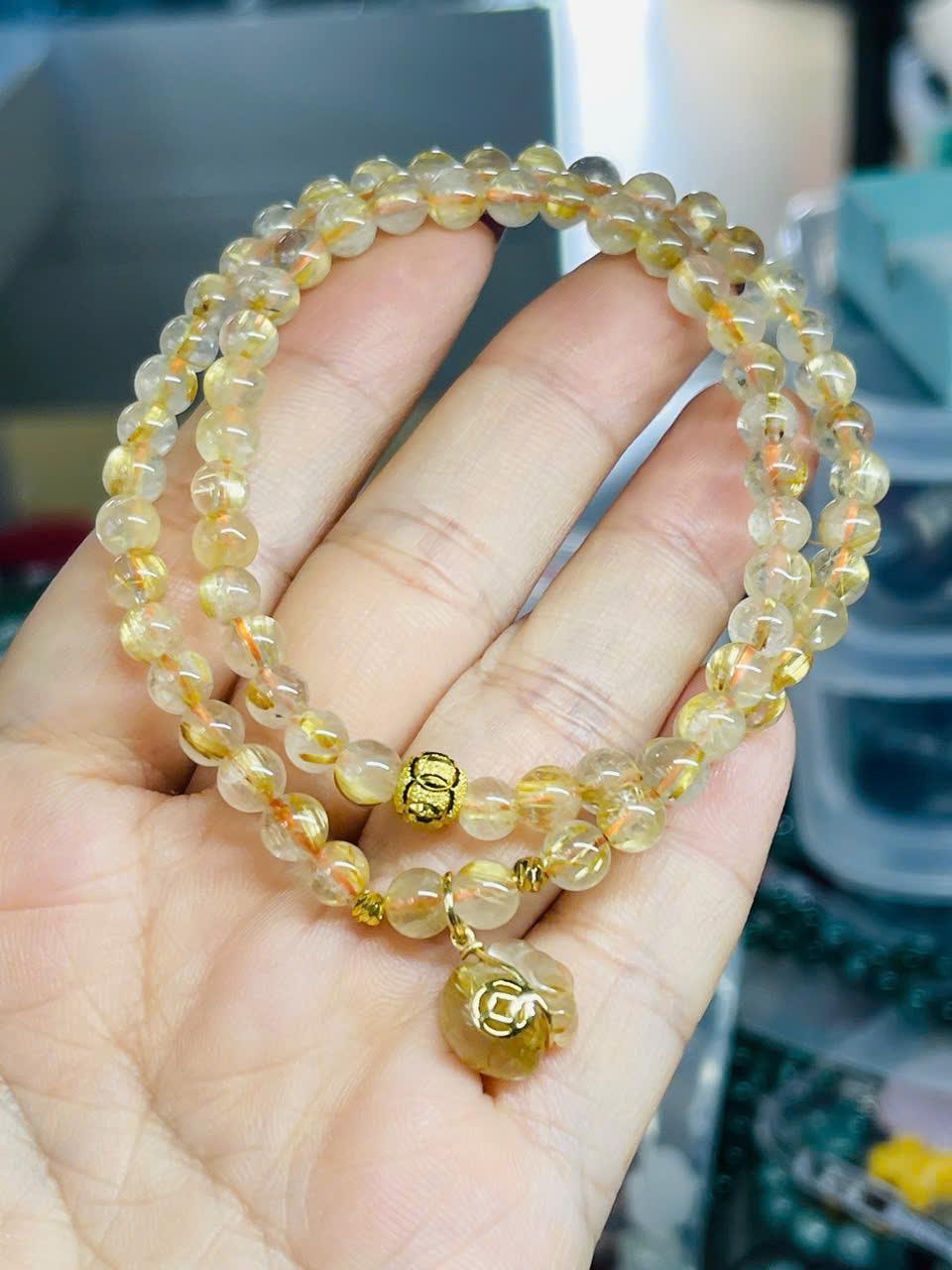 z7147532645258_e4c2a90289289a064bab3bf7487ee111 Thạch anh tóc vàng quấn mix charm túi tiền lên vàng non