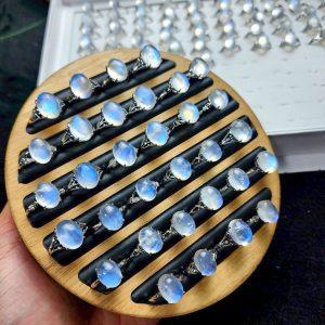 Nhẫn khung Titan đính viên Moonstone VIP lửa mạnh tại Thạch Anh Stone – ánh trăng huyền ảo, năng lượng dương mạnh, mang lại may mắn và bình an. Đá Moonstone tự nhiên 100%, sang trọng và bền bỉ theo thời gian.