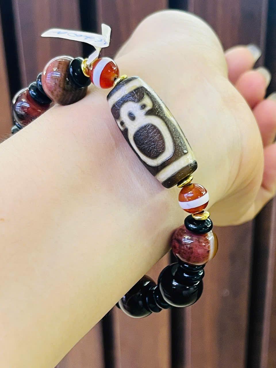 z7177937404607_75171898db13285534801b50530b3a27 vòng tay Dzi Thần Tài