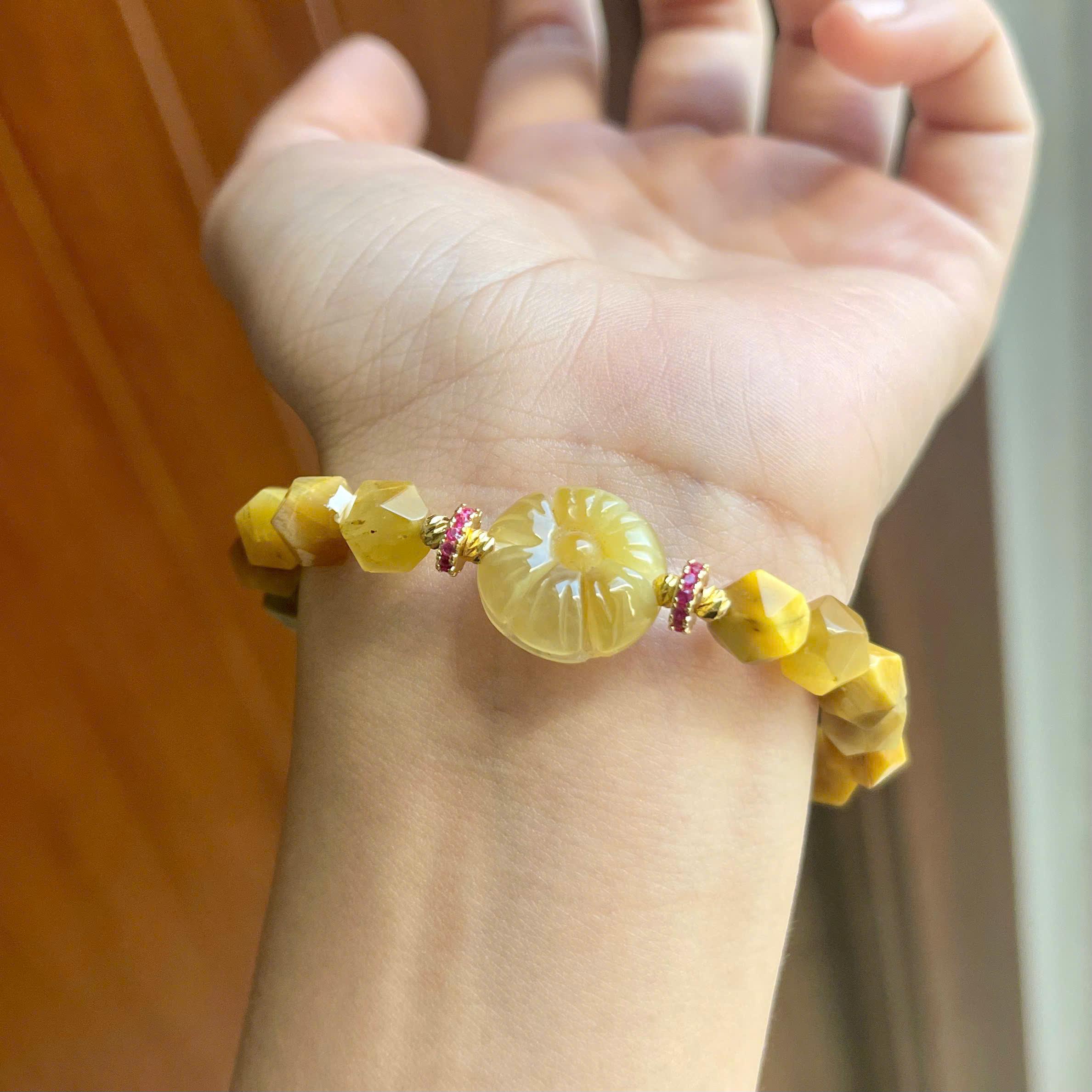 z7187609465280_4df4282c8cc423afa4824edb0113d114 Vòng cắt giác mắt hổ nâu vàng mix charm hoa