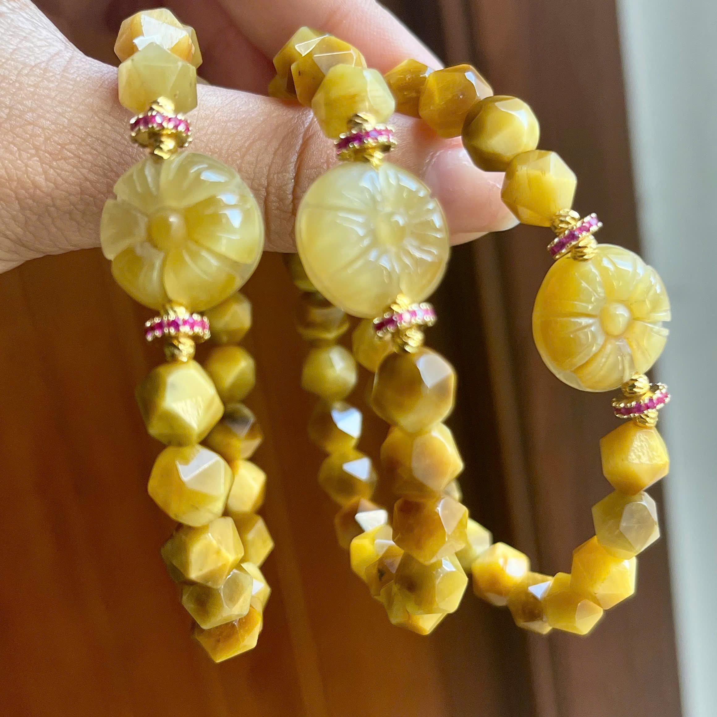 z7187609488767_5ee9bd6a43a80f45a022e83517667da2 Vòng cắt giác mắt hổ nâu vàng mix charm hoa