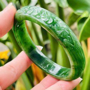 ChatGPT đã nói: Vòng Tay Ngọc Bích Chạm Hoa Size 58