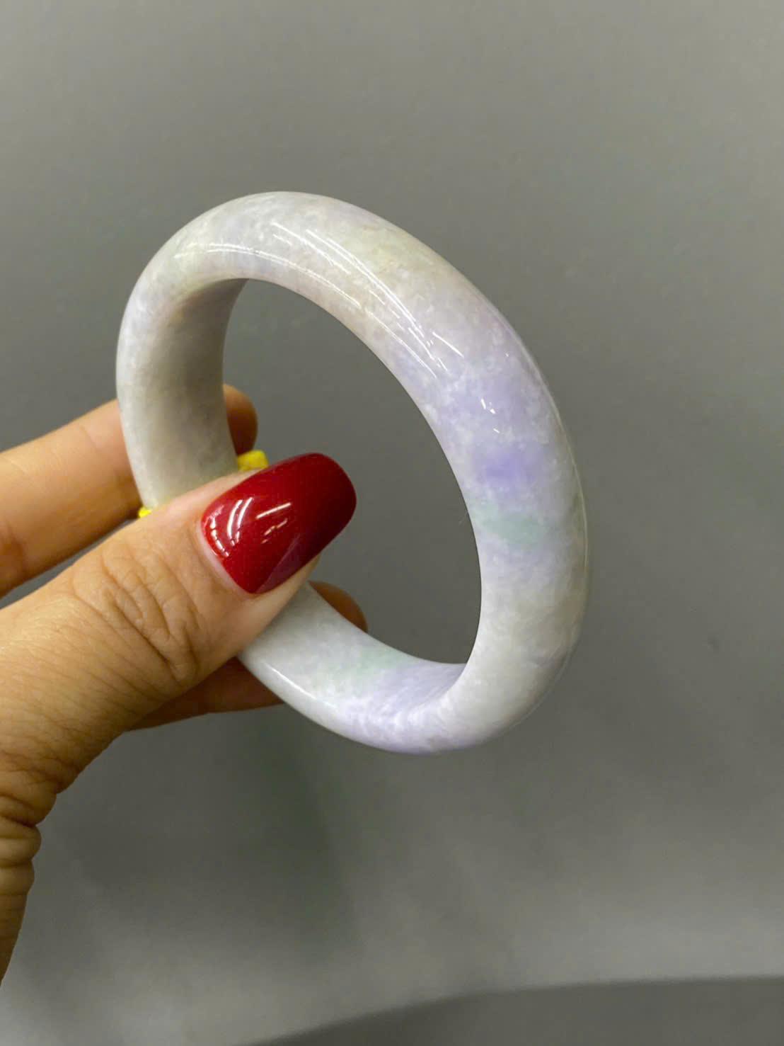 z7215950689179_9317cf613f8e5ec114486bb2fad97113 6. Mua vòng bản hẹ ngọc ánh tử lan tại Thạch Anh Stone