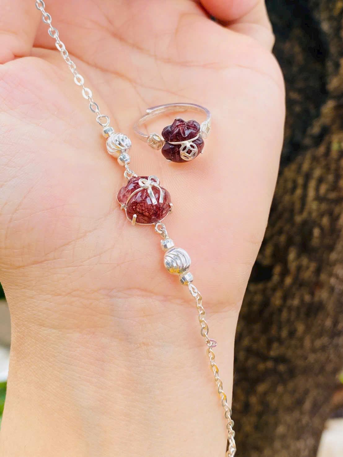 z7233386585588_5f5cf54c62a647f456d309390f17be3e Set túi tiền thạch anh tóc đỏ lên bạc