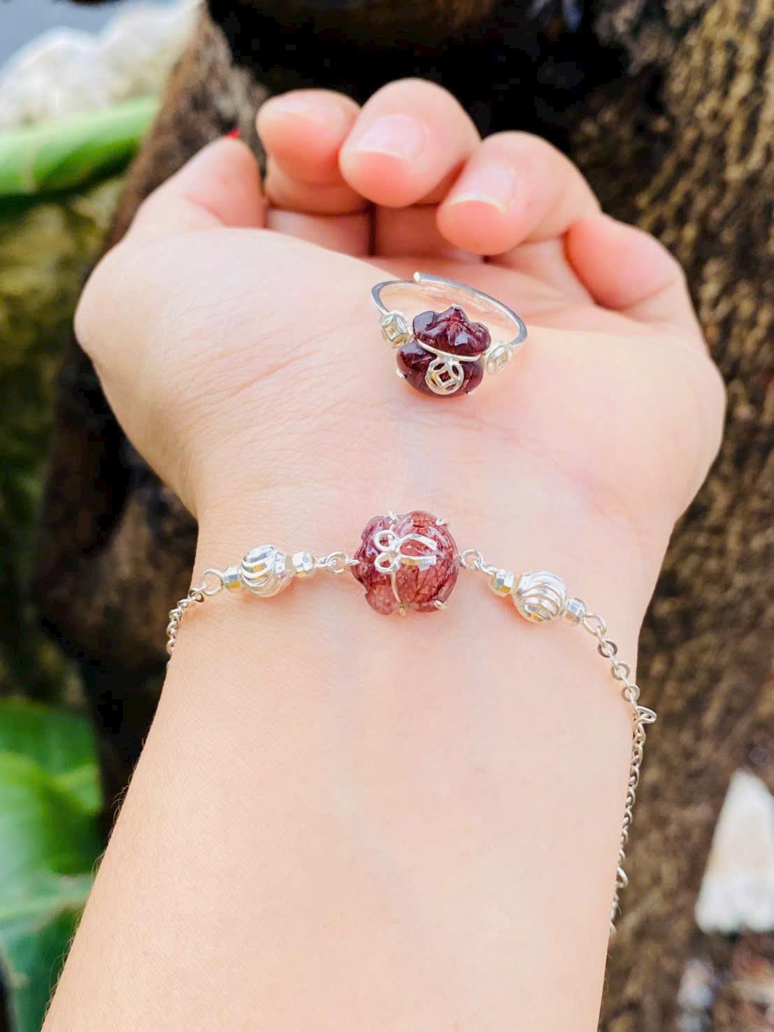 z7233386601873_0a23f20058ac23a6ebe9402bf5daa939 Set túi tiền thạch anh tóc đỏ lên bạc