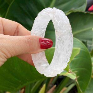 Vòng Tay Thạch Anh Trắng Chạm Hoa – Vẻ Đẹp Tinh Khiết Từ Đá Tự Nhiên