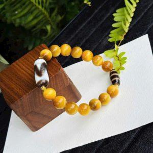 Vòng Dzi Nanh Cọp mix Mắt Hổ Vàng Tâm 10li + Chong Dzi – Biểu tượng của sức mạnh, sự tỉnh thức và bảo hộ