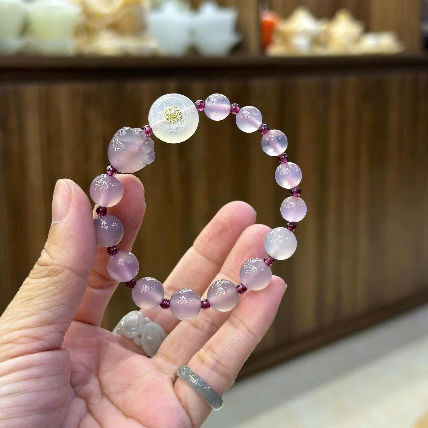 z7248103307213_b1812d5c36a132c9598beb9f18e4ae4f Chuỗi đá Chalcedony tông tím mix charm “chân mèo” & điếu Bạch Nguyệt Quang