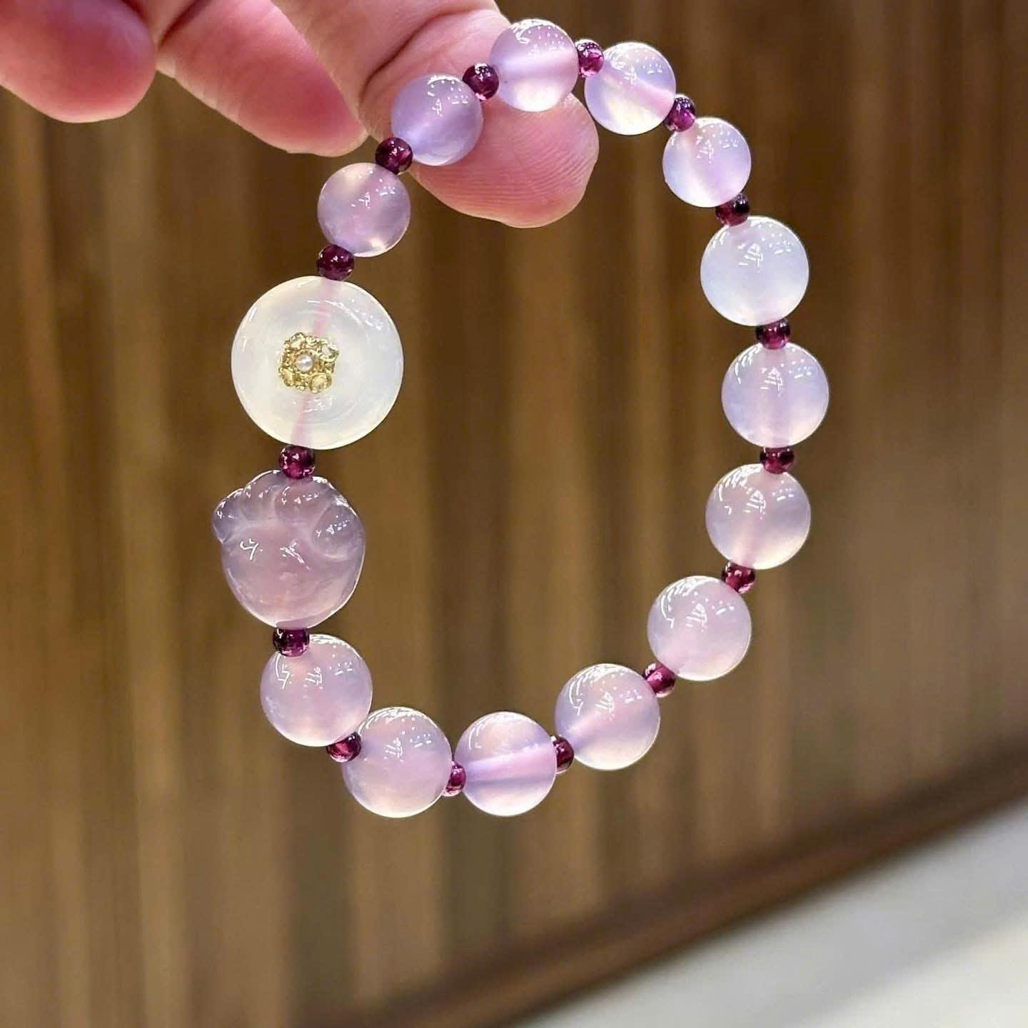 z7248103315022_1734382d199ae51e82e3580e45dfa46d Chuỗi đá Chalcedony tông tím mix charm “chân mèo” & điếu Bạch Nguyệt Quang