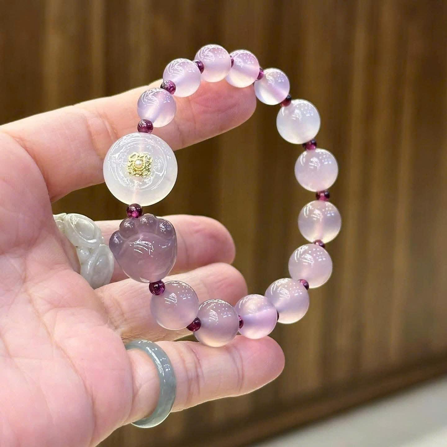 z7248103318650_6e4dc913a4ea92bcef0c28b82e8b1ab9 Chuỗi đá Chalcedony tông tím mix charm “chân mèo” & điếu Bạch Nguyệt Quang