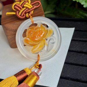 Giới thiệu sản phẩm Khánh hoa sen treo xe ô tô Chalcedony sắc vàng