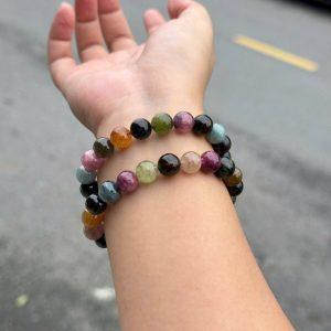 Vòng tay Tourmaline đa sắc 9mm từ đá tự nhiên cao cấp, mang năng lượng bảo hộ, thu hút may mắn và cân bằng cảm xúc. Mua hàng chính hãng tại Thạch Anh Stone.