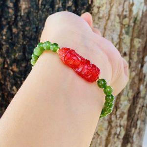 Dzi Quan Âm Huyết Mix Ngọc Bích 6mm – Sự hòa quyện an lành và tinh tế trên cổ tay