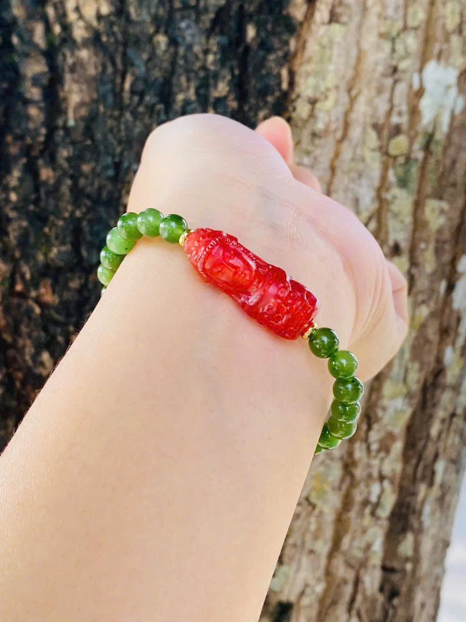 z7268073063148_dfdae067c91a0b8c9a2104fc87221180 Dzi Quan Âm Huyết Mix Ngọc Bích 6mm – Sự hòa quyện an lành và tinh tế trên cổ tay