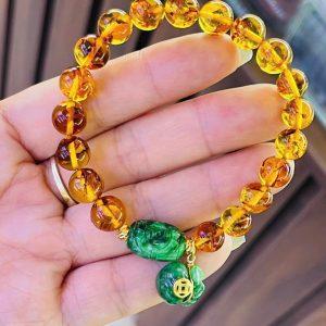 Vòng Tay Hổ Phách Amber Mix Lu Chạm Kèm Túi Tiền – Sắc Ấm Tự Nhiên, Năng Lượng May Mắn Lan Tỏa