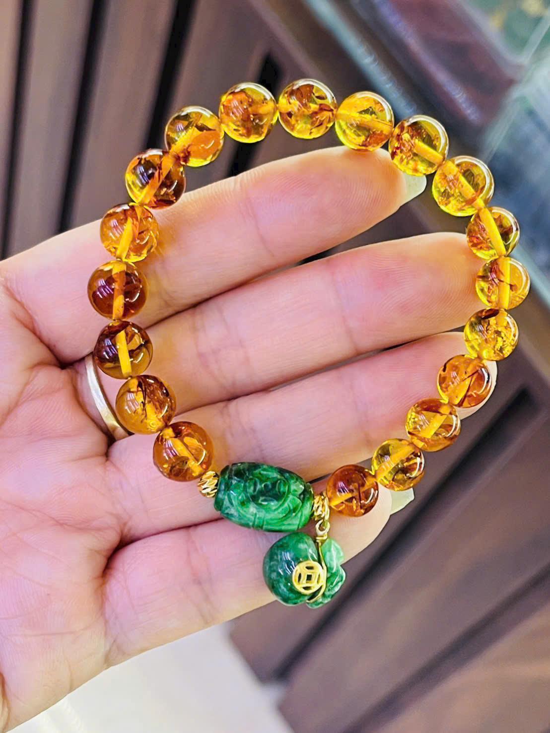 z7281302047970_981894ab0be53881dcee8d53f68fafa3 Vòng Tay Hổ Phách Amber Mix Lu Chạm Kèm Túi Tiền – Sắc Ấm Tự Nhiên, Năng Lượng May Mắn Lan Tỏa