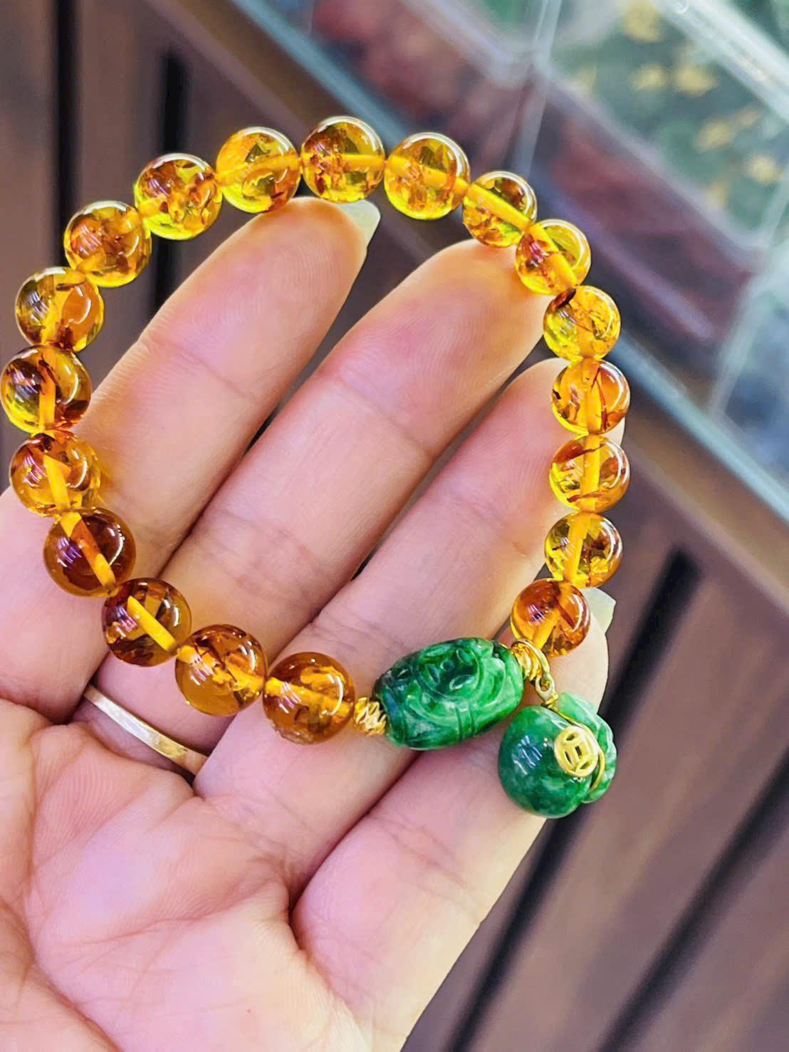 z7281302055863_704cee0e82164ad10d97b88b98b79bb2 Vòng Tay Hổ Phách Amber Mix Lu Chạm Kèm Túi Tiền – Sắc Ấm Tự Nhiên, Năng Lượng May Mắn Lan Tỏa