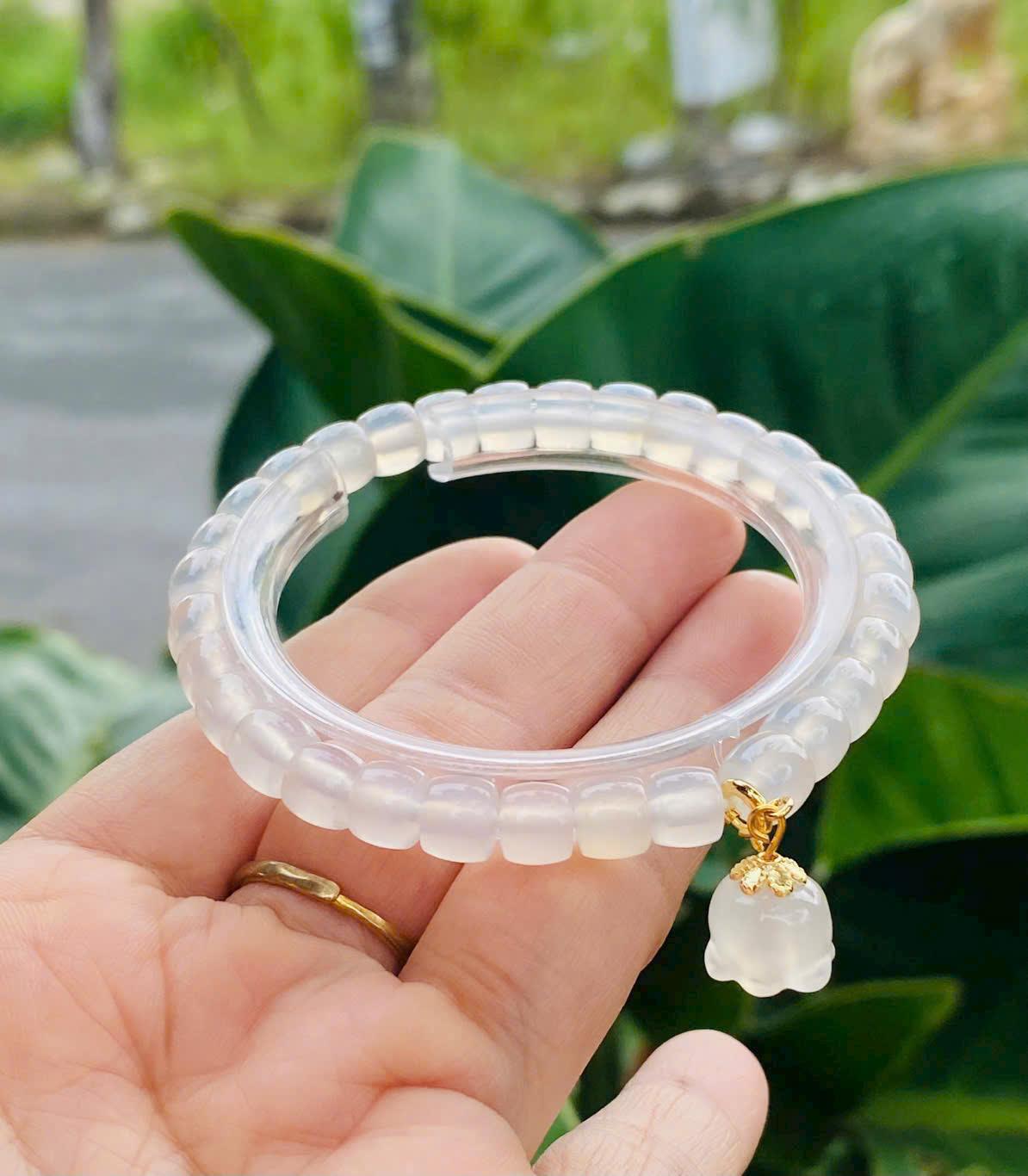 z7284281785543_cd2bbccccda358b172776c4575aceb76 Giới thiệu sản phẩm Chalcedony trắng mix hoa đinh lan