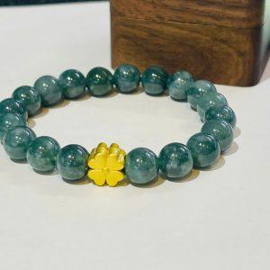 Vòng tay Lam Ngọc 10mm mix charm cỏ 4 lá mạ vàng si – Món trang sức mang năng lượng may mắn và bình an