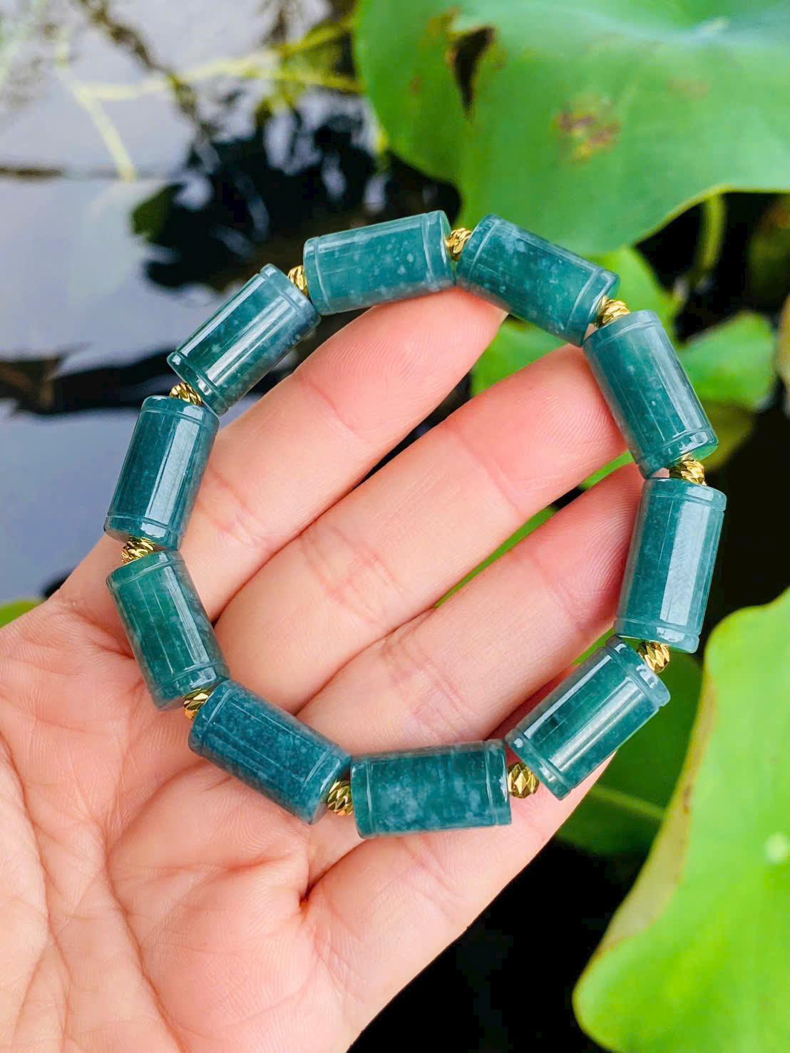 z7311646729639_d305055b971eba1895110d0a8cc6fb19 Vòng Lu Thống Lam Ngọc Hoa Bay B31100A1 – Sự kết hợp thanh khiết của màu xanh lam và nét chạm phong thủy tinh xảo