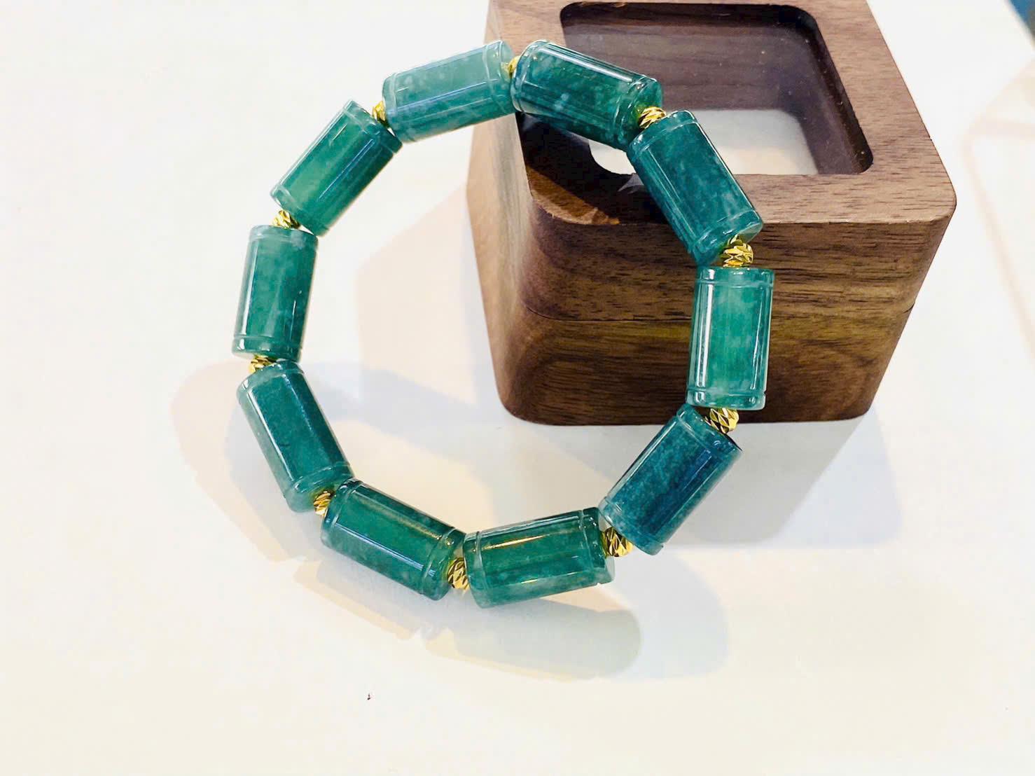 z7311646734877_93d650419ff6c5f18220862b17962a34 Vòng Lu Thống Lam Ngọc Hoa Bay B31100A1 – Sự kết hợp thanh khiết của màu xanh lam và nét chạm phong thủy tinh xảo