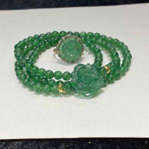 Vẻ đẹp tổng thể của set vòng tay và nhẫn thạch anh dâu tây xanh hoa mẫu đơn