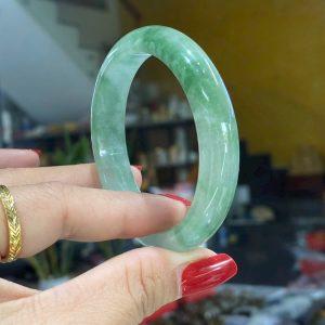 Vẻ đẹp thanh mát của vòng bảng hẹ ngọc cẩm thạch