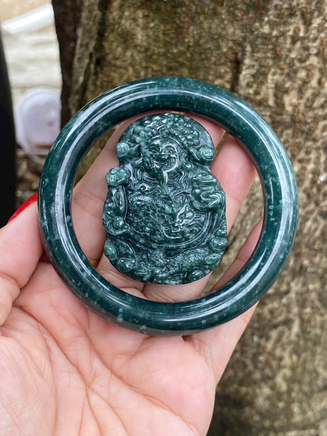 z7363717792830_f4076d3e875514f637c153b06d487ad0 Set lam ngọc hoa bay type A tông đậm – Vẻ đẹp cổ ngọc, tụ khí tài lộc và quyền uy