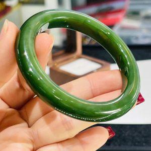 Vòng tay ngọc Bích tự nhiên size 54 – Sắc xanh phú quý, hộ thân và dưỡng khí lâu dài
