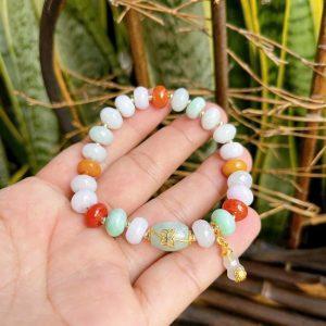 Lắc tay đa bảo phối charm – Sự hòa quyện tinh tế của sắc màu và năng lượng phong thủy