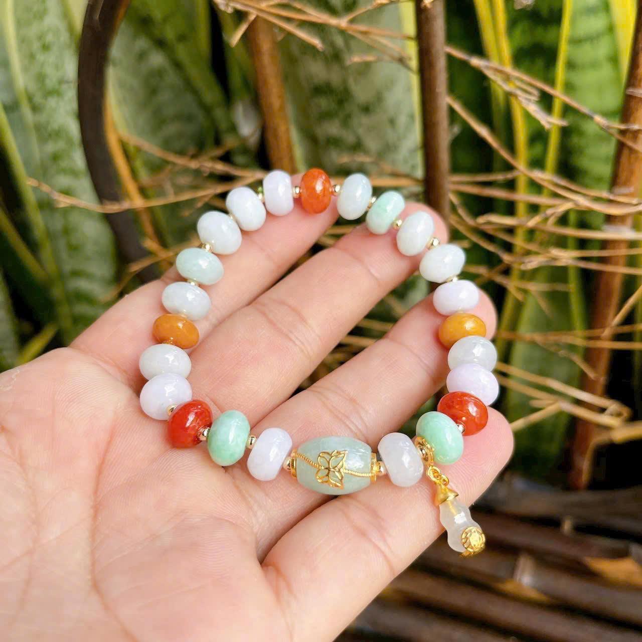 z7368052970050_06b603b0308966d31c0dc0624ba29b48 Lắc tay đa bảo phối charm – Sự hòa quyện tinh tế của sắc màu và năng lượng phong thủy