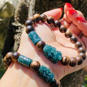 Trầm sánh chìm 10li mix charm lam ngọc B1380A1 – khí chất trầm ổn, điểm nhấn phong thủy đắt giá