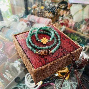 Vòng tay Dzi Thần Tài mix lam ngọc biểu tượng chiêu tài giữ lộc và bình an bền vững