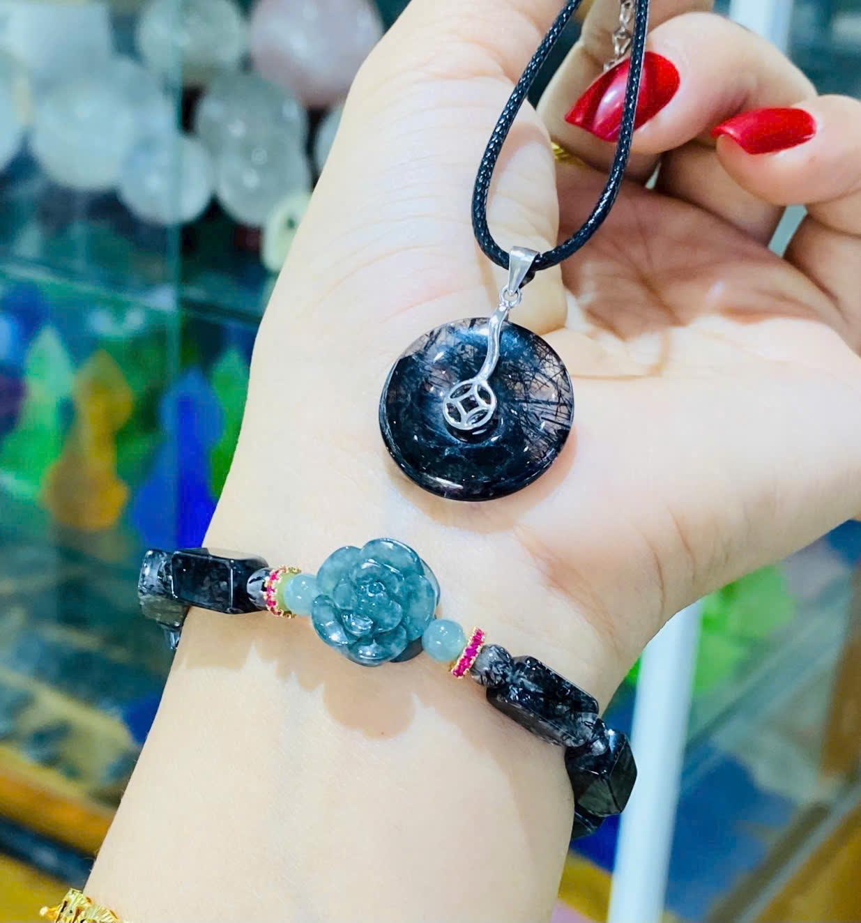 z7429782824056_84cf2f2e12c3f34454ac41465e67438b thạch anh tóc đen + hoa lam ngọc Mặt điếu khoá bạc