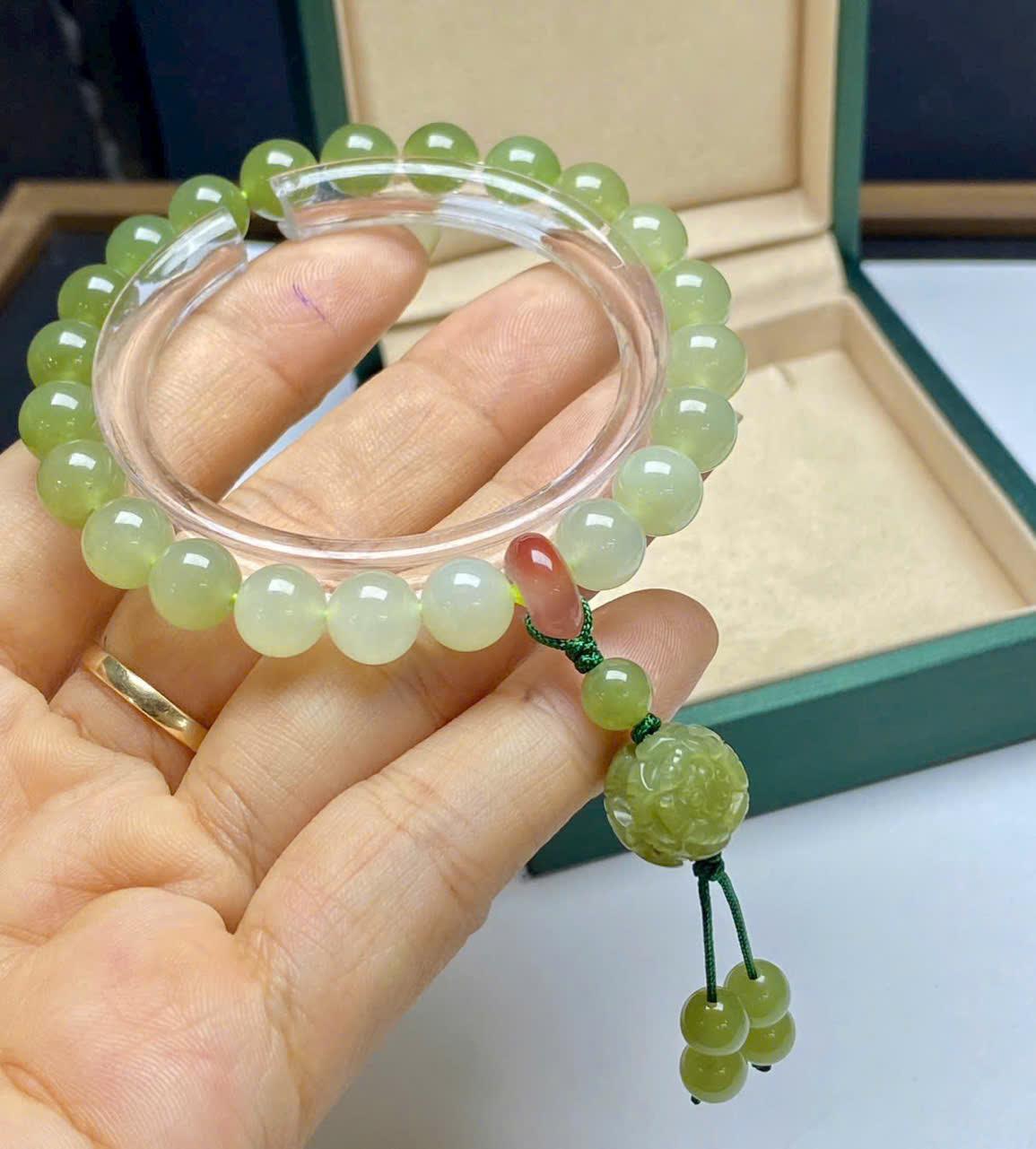 Vòng tay Ngọc hoà điền 8li mix cham hoa sen